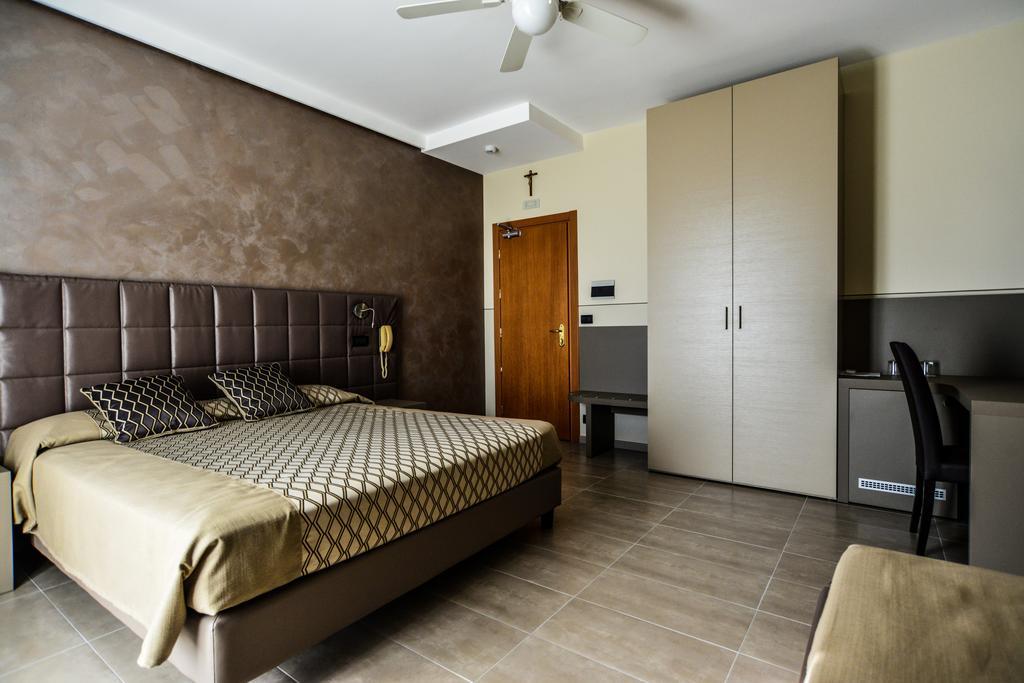 Hotel Sorriso Toscolano Maderno Bagian luar foto