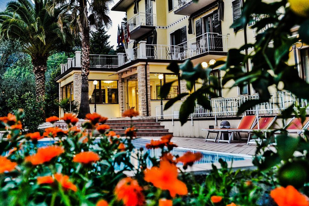 Hotel Sorriso Toscolano Maderno Bagian luar foto
