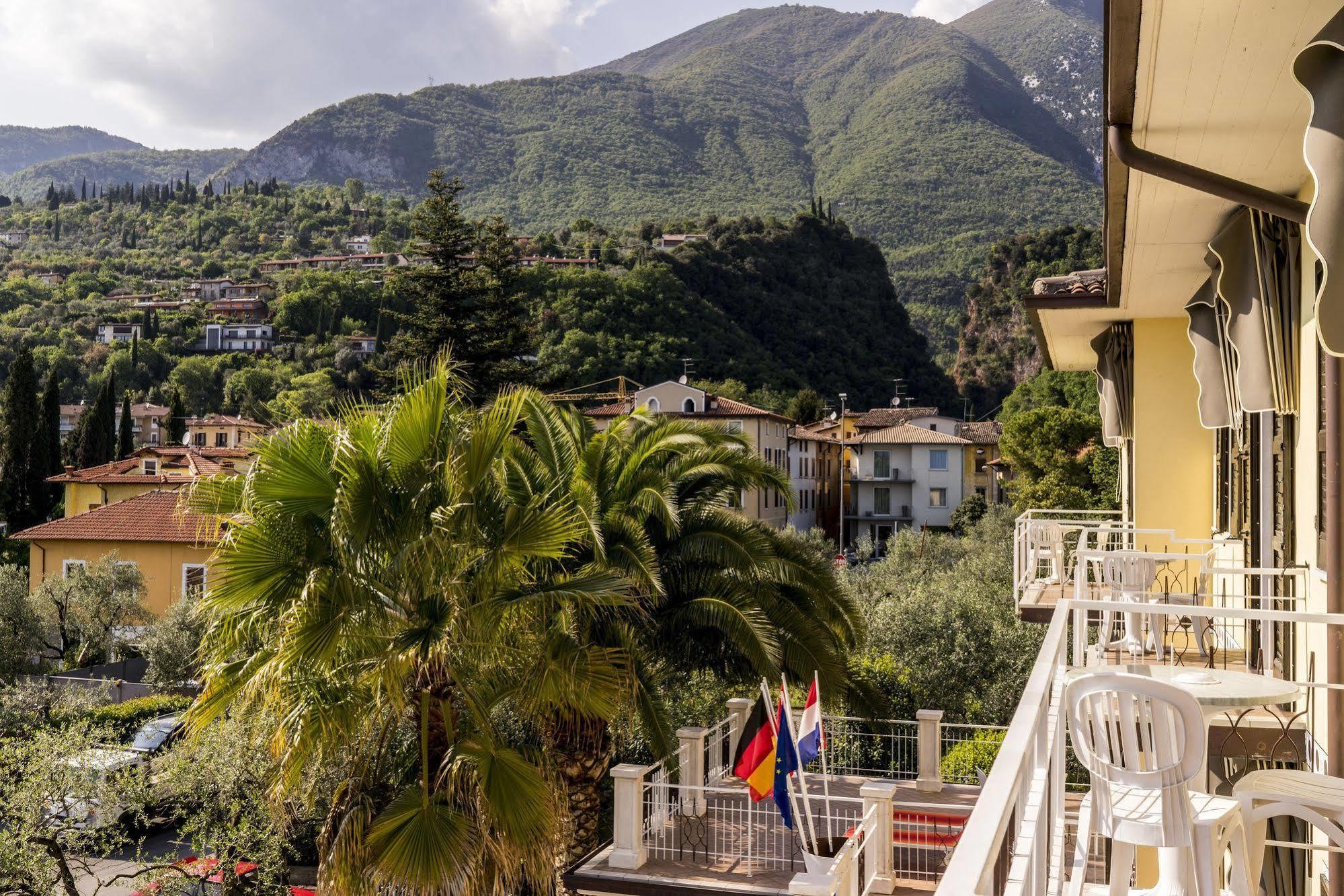 Hotel Sorriso Toscolano Maderno Bagian luar foto