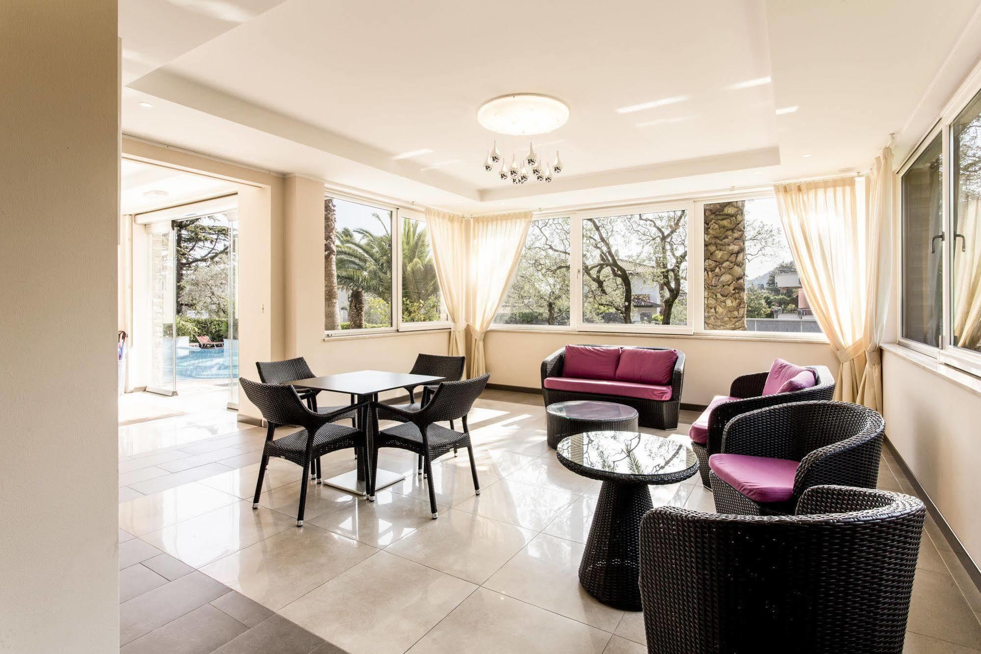 Hotel Sorriso Toscolano Maderno Bagian luar foto