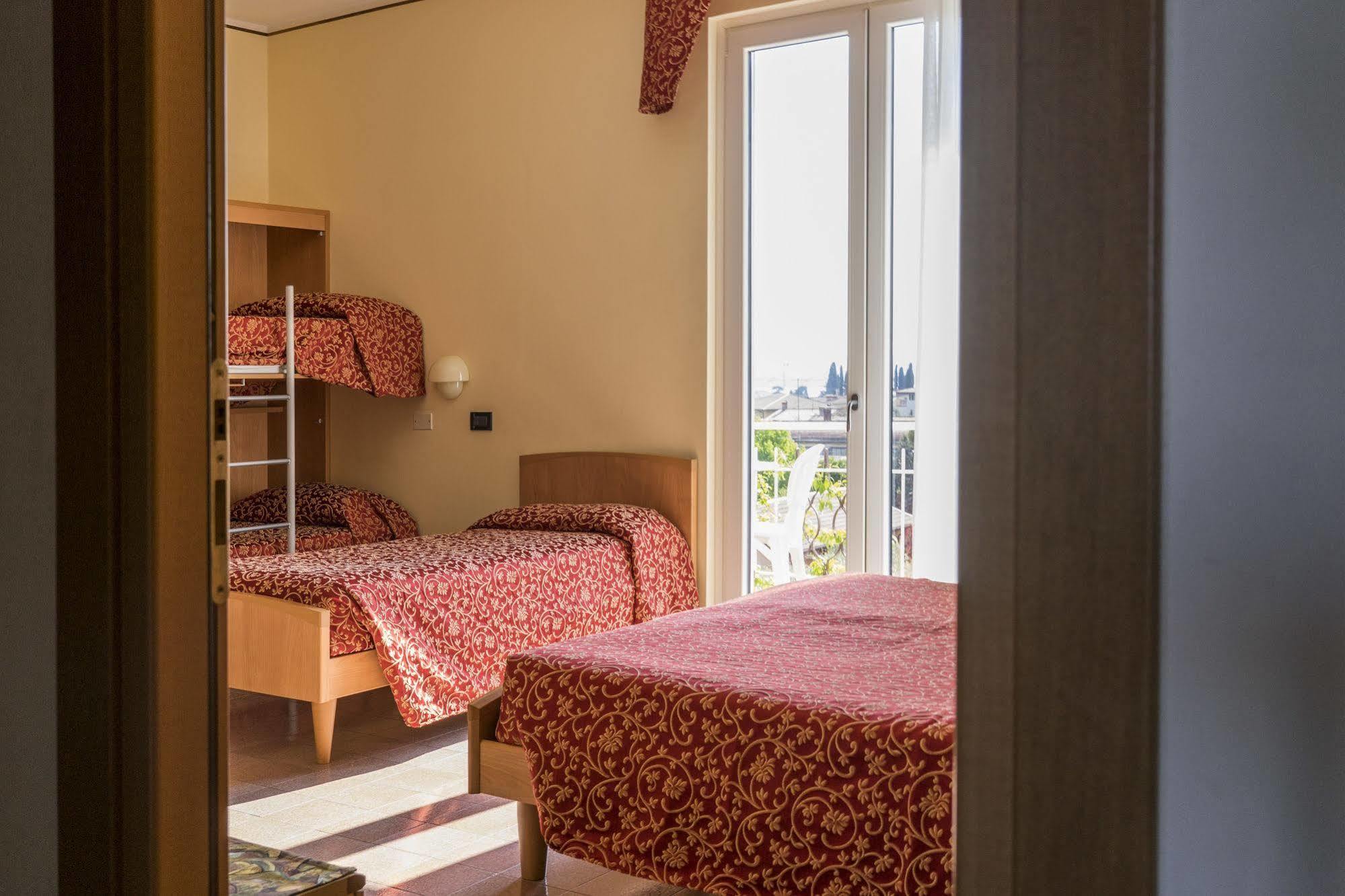Hotel Sorriso Toscolano Maderno Bagian luar foto