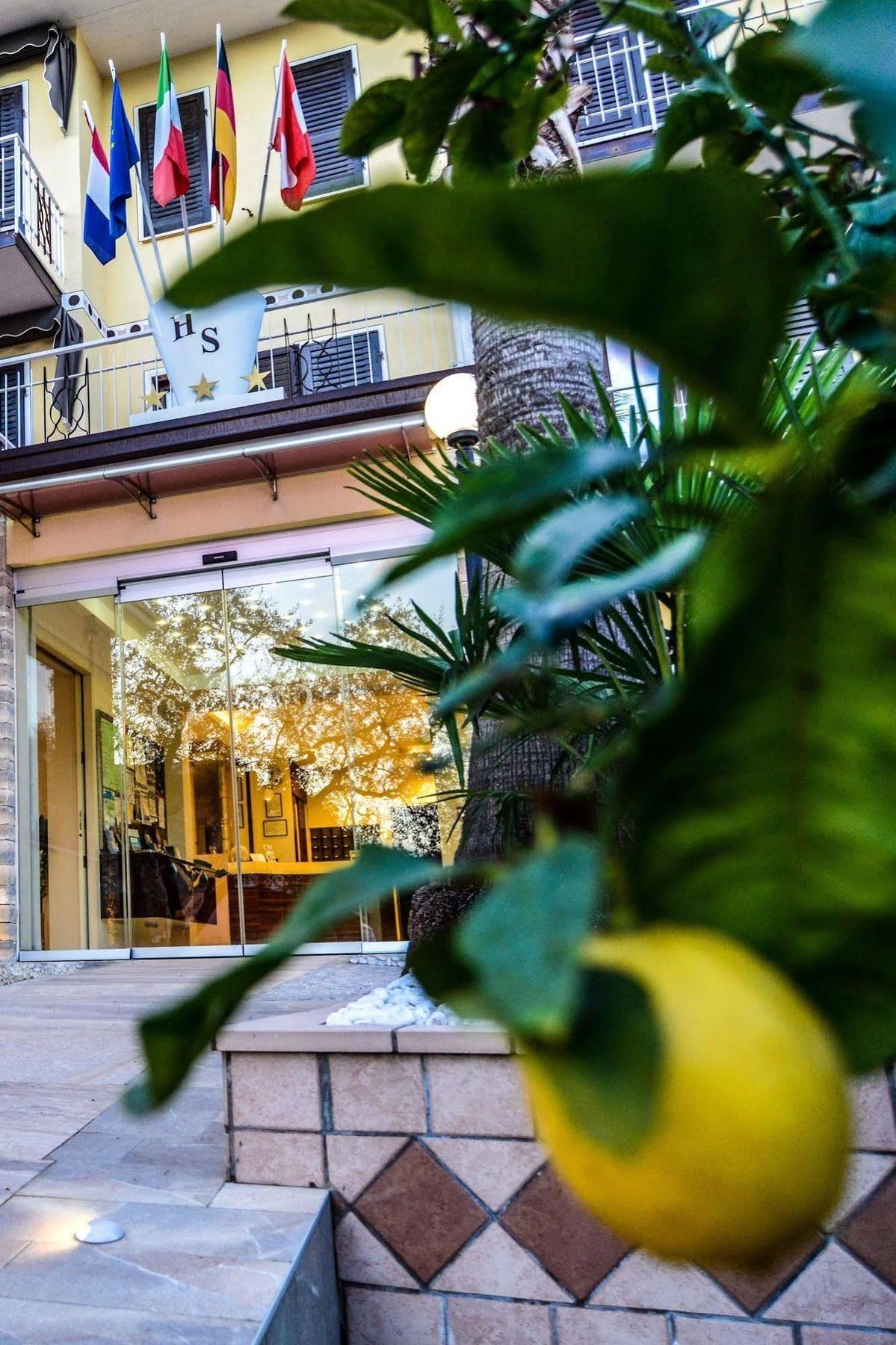Hotel Sorriso Toscolano Maderno Bagian luar foto