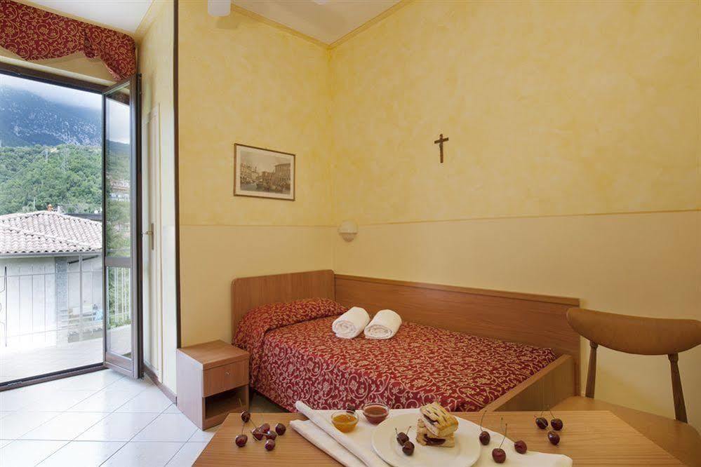 Hotel Sorriso Toscolano Maderno Bagian luar foto