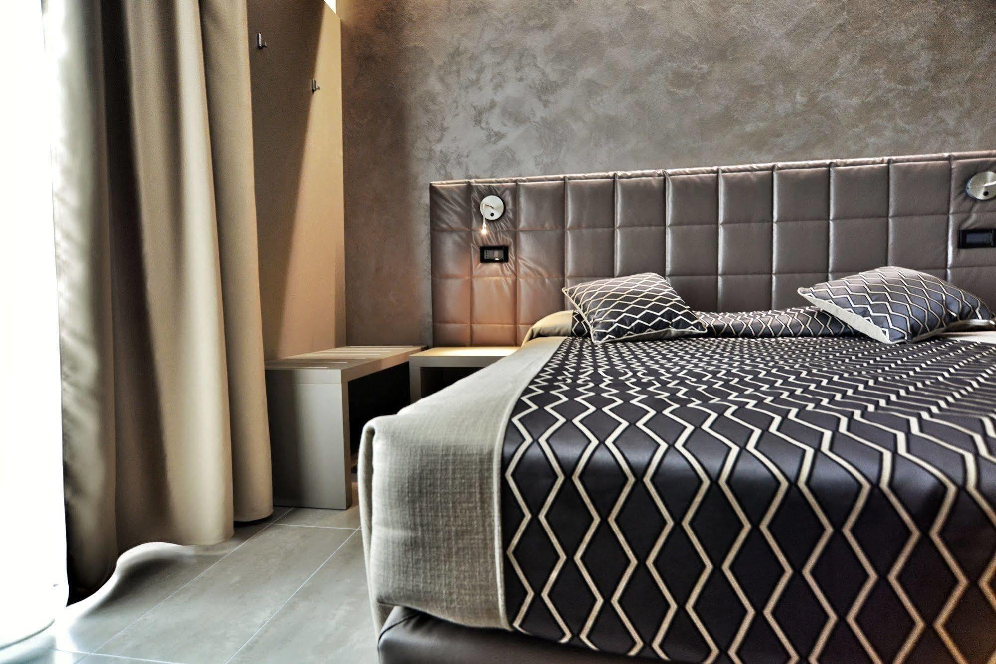 Hotel Sorriso Toscolano Maderno Bagian luar foto