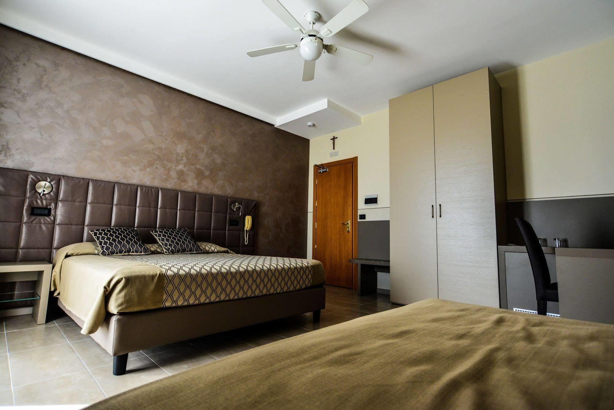 Hotel Sorriso Toscolano Maderno Bagian luar foto