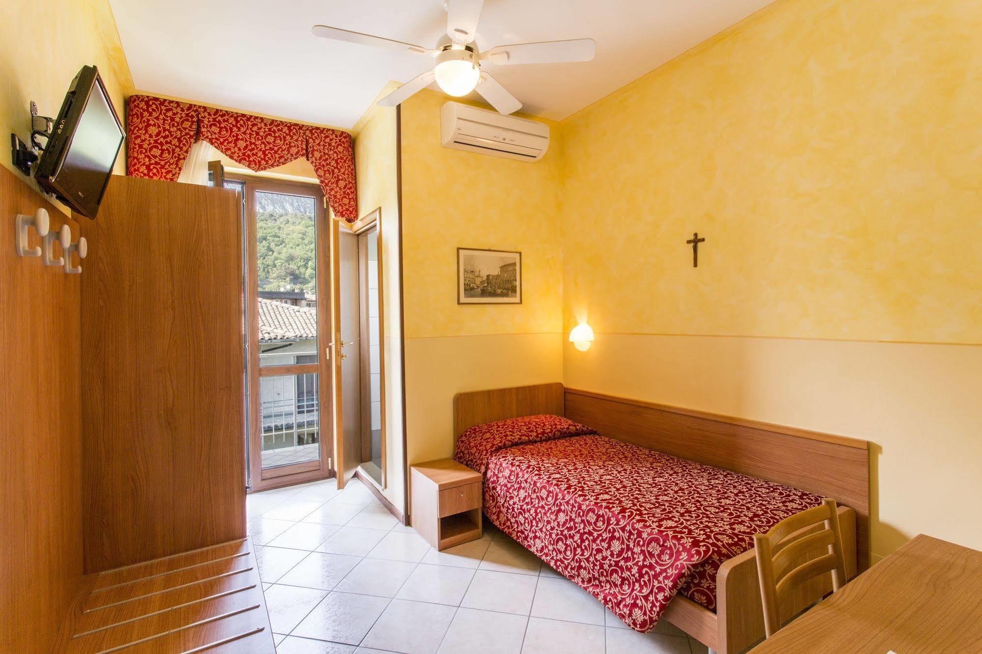 Hotel Sorriso Toscolano Maderno Bagian luar foto