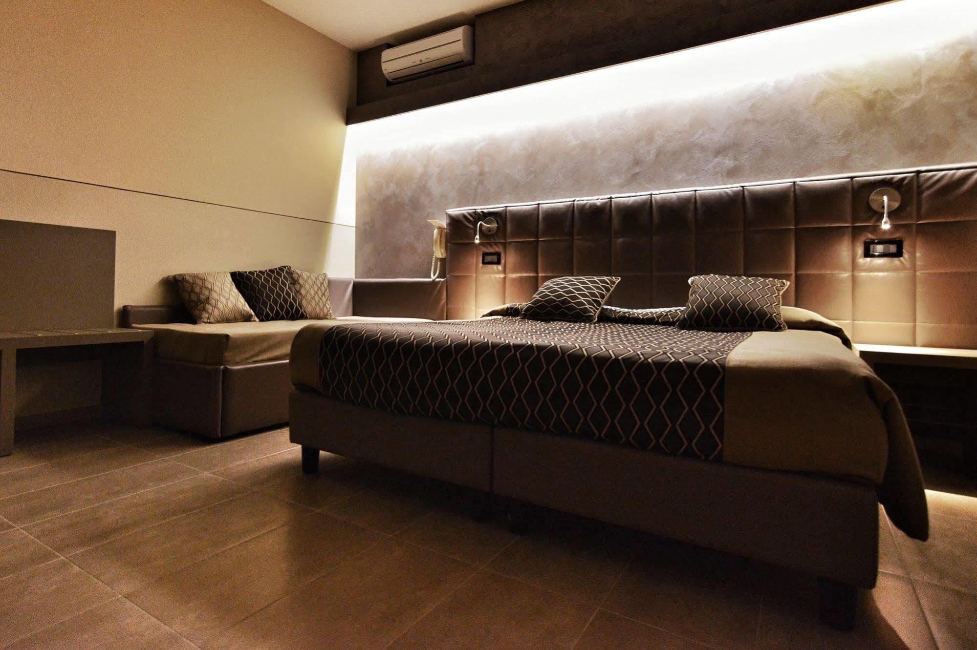 Hotel Sorriso Toscolano Maderno Bagian luar foto