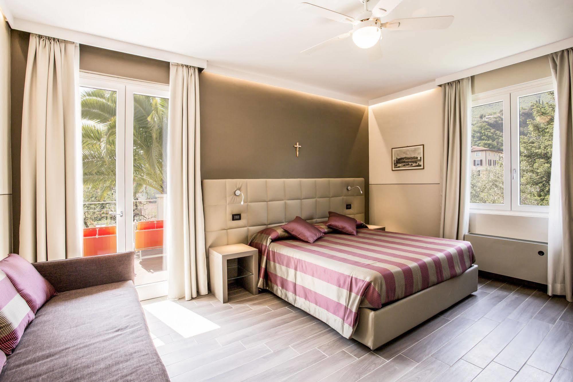 Hotel Sorriso Toscolano Maderno Bagian luar foto