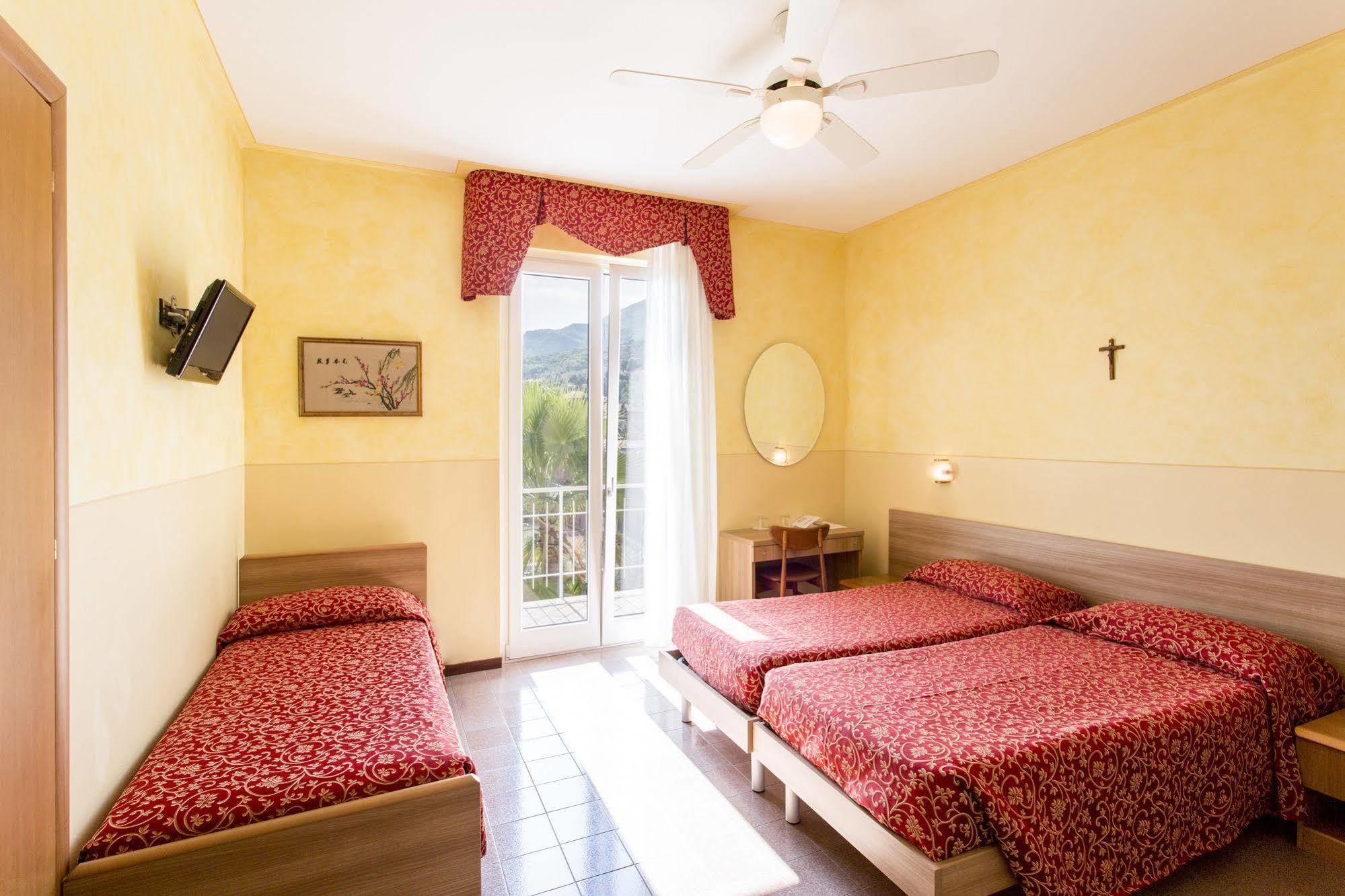 Hotel Sorriso Toscolano Maderno Bagian luar foto