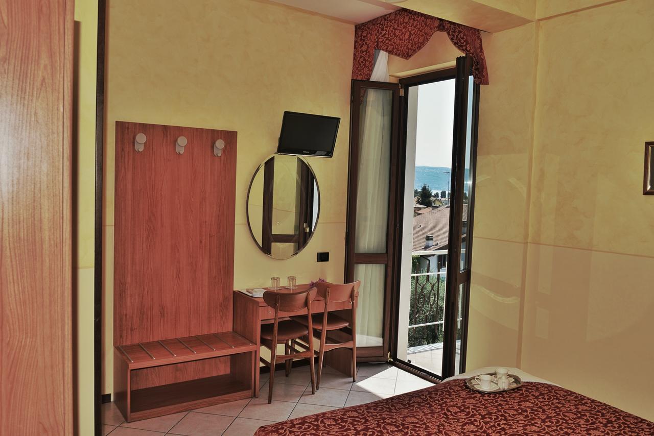 Hotel Sorriso Toscolano Maderno Bagian luar foto
